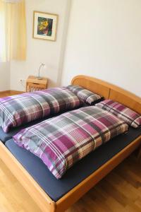 - 2 oreillers dans un lit dans l'établissement Apartment Edelweiss A-4 by Interhome, à Loèche-les-Bains
