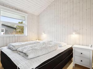 En eller flere senge i et værelse på Holiday Home Harald - 300m from the sea in Djursland and Mols by Interhome
