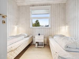 En eller flere senge i et værelse på Holiday Home Harald - 300m from the sea in Djursland and Mols by Interhome