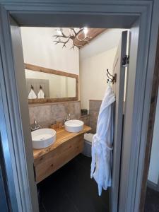 een badkamer met 2 wastafels en een spiegel bij The Fleece Inn at Barkisland in Ripponden
