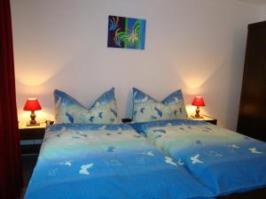 เตียงในห้องที่ Apartment Azur by Interhome
