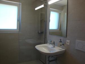 Bathroom sa Apartment Azur by Interhome