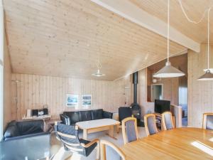 jadalnia i salon ze stołem i krzesłami w obiekcie Holiday Home Fredrike - all inclusive - 500m from the sea by Interhome w mieście Vester Sømarken