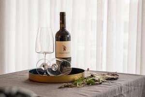 een fles wijn en een glas op een tafel bij Hotel Birkenmoor in Scheidegg