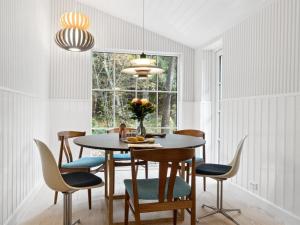 comedor con mesa, sillas y ventana en Holiday Home Godja - 1km to the inlet in Sealand by Interhome, en Rørvig