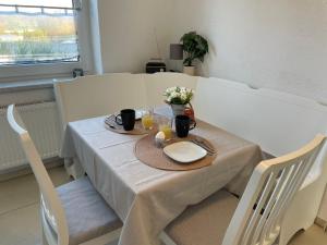 uma mesa com dois pratos e dois copos de sumo de laranja em Apartment Haus Stefanie by Interhome em Trinwillershagen