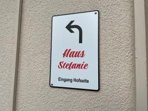 um sinal na parede que lê Hawkes ciência emergente infecciosa em Apartment Haus Stefanie by Interhome em Trinwillershagen