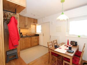 Kuchyň nebo kuchyňský kout v ubytování Apartment Am Birkenhain-1 by Interhome