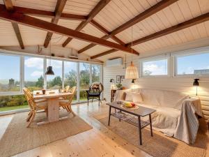 ein Wohnzimmer mit einem Sofa und einem Tisch in der Unterkunft Holiday Home Dimo - 300m to the inlet in The Liim Fiord by Interhome in Struer