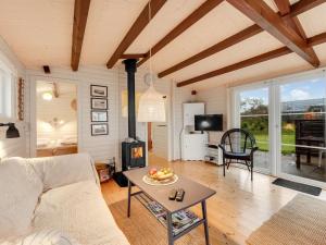 uma sala de estar com um sofá e uma mesa em Holiday Home Dimo - 300m to the inlet in The Liim Fiord by Interhome em Struer
