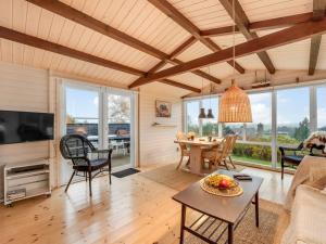 uma sala de estar com um sofá e uma mesa em Holiday Home Dimo - 300m to the inlet in The Liim Fiord by Interhome em Struer