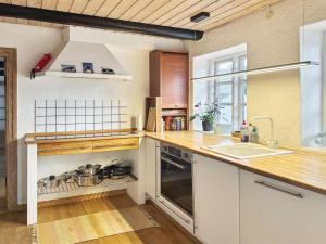 HøjerにあるHoliday Home Maelle - 25km from the sea in Western Jutland by Interhomeのキッチン(シンク、カウンタートップ付)
