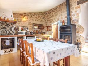 Η κουζίνα ή μικρή κουζίνα στο Holiday Home Es Seguers by Interhome