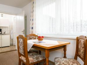 Un comedor con mesa y sillas y una ventana. en Holiday Home Bungalow Nr-4 by Interhome, en Zinnowitz 9 fotos más