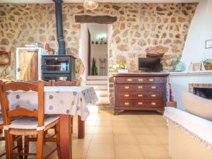 Η κουζίνα ή μικρή κουζίνα στο Holiday Home Es Seguers by Interhome +22 φωτογραφίες