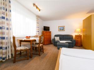una habitación con una cama y un sofá y una mesa en Holiday Home Bungalow Nr-4 by Interhome, en Zinnowitz