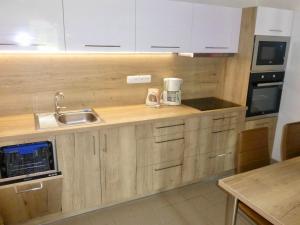 una cucina con mobili bianchi e un lavandino di Holiday Home Holiday Hill 37 by Interhome a Černý Dŭl