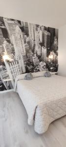 a bedroom with a wall mural of a city at Hotel Everest Arco in Arco