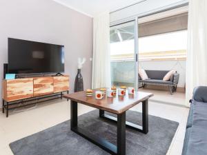 un salon avec une télévision et une table basse dans l'établissement Apartment Les Suredes-3 by Interhome, à Sant Antoni de Calonge