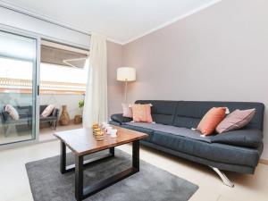 un salon avec un canapé bleu et une table basse dans l'établissement Apartment Les Suredes-3 by Interhome, à Sant Antoni de Calonge 18 autres photos