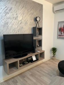 En TV eller et underholdningssystem på Apartman Nadja