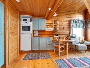 Kuchyň nebo kuchyňský kout v ubytování Holiday Home Pikku-veke by Interhome