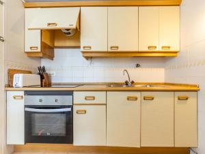 Dapur atau dapur kecil di Apartment Els Pins Vistas by Interhome