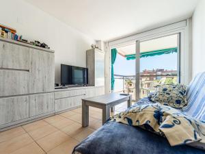 Televisyen dan/atau pusat hiburan di Apartment Els Pins Vistas by Interhome