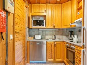 萨利色尔卡Holiday Home Sokosti - puilakka 4 by Interhome的一间带木制橱柜和洗碗机的小厨房