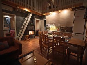 een keuken en eetkamer met een tafel en stoelen en een open haard bij Holiday Home Tunturikoivu b1 by Interhome in Saariselkä
