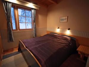 een slaapkamer met een bed in een kamer met een raam bij Holiday Home Tunturikoivu b1 by Interhome in Saariselkä