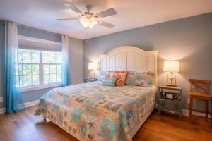 Ένα ή περισσότερα κρεβάτια σε δωμάτιο στο Private House with Pool on Oak Island