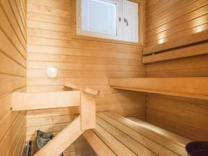 Ένα μπάνιο στο Holiday Home Rautulampi h22 by Interhome