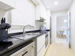 Virtuve vai virtuves zona naktsmītnē Apartment Miramar by Interhome