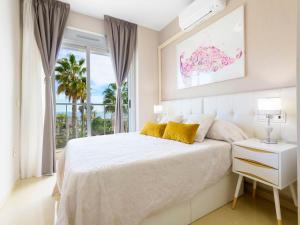 um quarto branco com uma cama e uma janela em Apartment Miramar by Interhome em Oropesa del Mar
