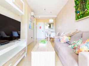 uma sala de estar com um sofá e uma mesa em Apartment Miramar by Interhome em Oropesa del Mar