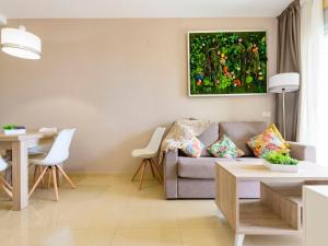 uma sala de estar com um sofá e uma pintura na parede em Apartment Miramar by Interhome em Oropesa del Mar