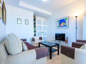 een woonkamer met een bank en een tafel bij Apartment Algaida by Interhome in Oropesa del Mar