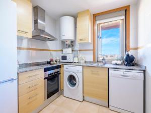 een keuken met een wasmachine en een raam bij Apartment Algaida by Interhome in Oropesa del Mar