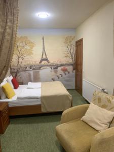 シャイアンにあるВогняна Саламандраのベッドルーム1室(ベッド1台付)とエッフェル塔の絵画