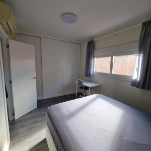 Schlafzimmer mit einem Bett, einem Fenster und einer Tür in der Unterkunft Casa Ophélia - Albir in Albir + 27 Fotos