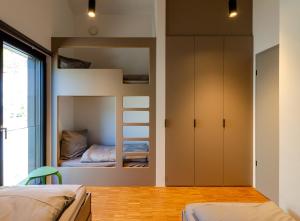 een slaapkamer met 2 stapelbedden en een raam bij Sauerland Lodge - Haus Maxim in Winterberg