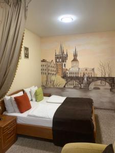 シャイアンにあるВогняна Саламандраのベッドルーム1室(壁に絵画が描かれたベッド1台付)
