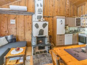 Kuchyň nebo kuchyňský kout v ubytování Holiday Home Aihki 1 by Interhome