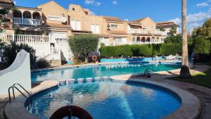 ein großes Schwimmbad vor einem Gebäude in der Unterkunft Casa Ophélia - Albir in Albir