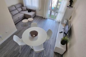 einen weißen Tisch und Stühle im Wohnzimmer in der Unterkunft Casa Ophélia - Albir in Albir