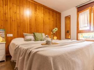 una camera da letto con un grande letto e pareti in legno di Holiday Home Ernestina by Interhome a Riumar