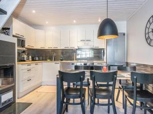 Kuchyň nebo kuchyňský kout v ubytování Holiday Home Teerenpesue f 52 taiga by Interhome