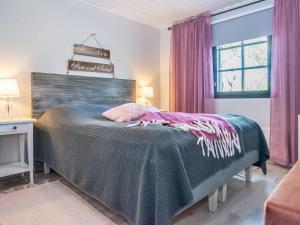 - une chambre avec un lit et une fenêtre avec des rideaux roses dans l'établissement Holiday Home Teerenpesue f 52 taiga by Interhome, à Saariselka