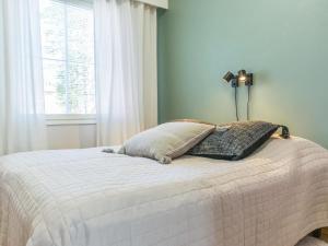 Postel nebo postele na pokoji v ubytování Holiday Home Outapailakka j 5 by Interhome